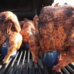 Bierdosenhähnchen auf dem Kugelgrill