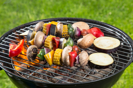 Direktes grillen mit einem Holzkohlegrill