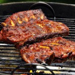 Fertig gegrillte Spare Ribs auf dem offenen Kugelgrill