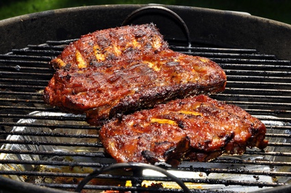 Fertig gegrillte Spare Ribs auf dem offenen Kugelgrill