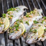 Gegrillter Fisch mit Zitrone