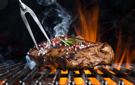 Lecker gegrilltes Steak auf einem Gasgrill zubereitet