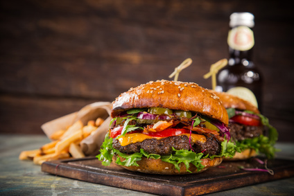 Schmackhafte Burger auf einem Gas-Kugelgrill zubereitet