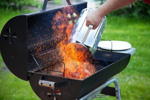 Anzndkamin mit glühender Holzkohle wird ausgeschüttet