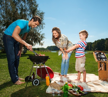 Kinder neben dem Grill mit Abstand