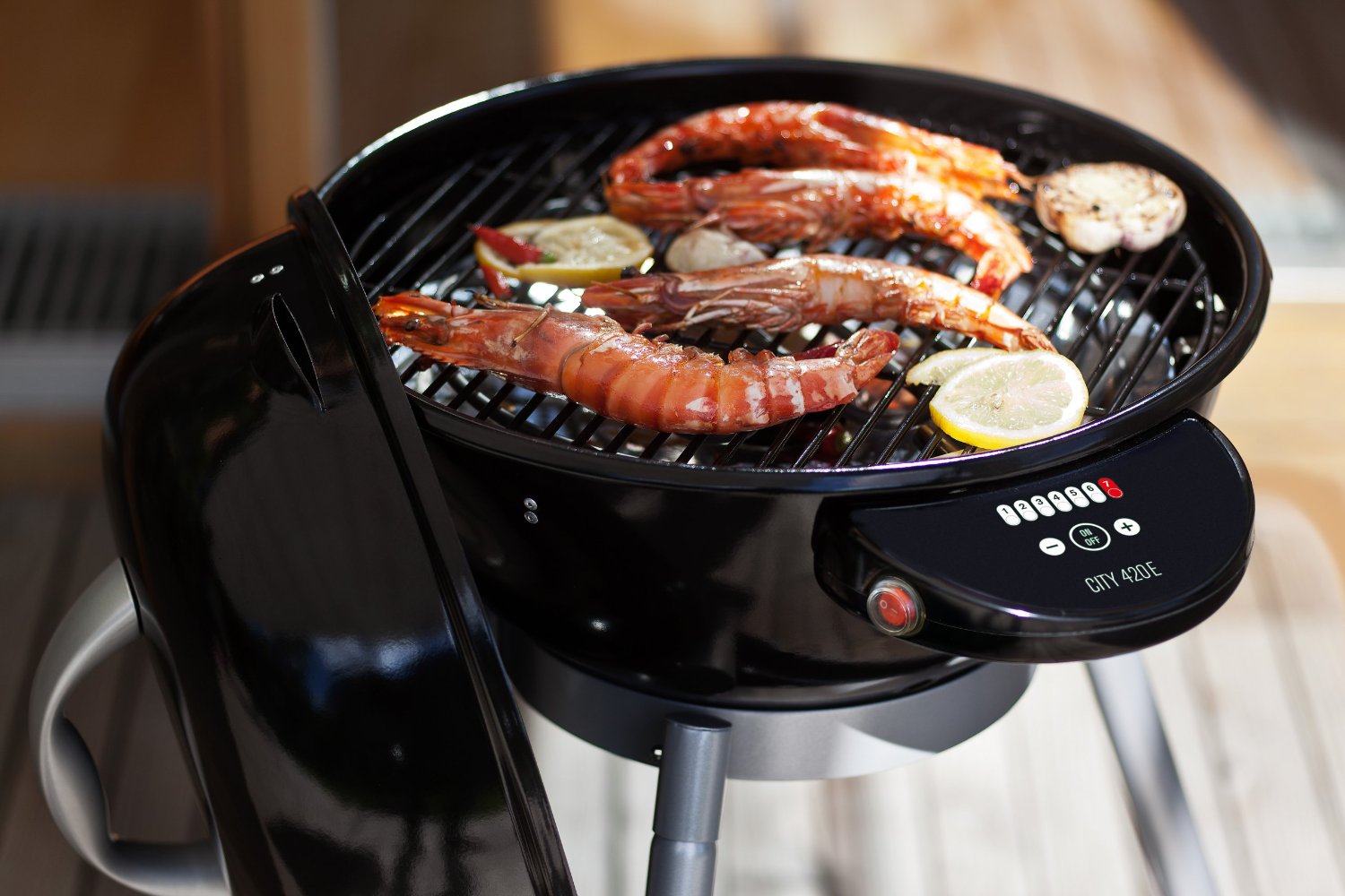 Outdoorchef City 420 E BBQ Elektro Kugelgrill im Einsatz mit Scampi