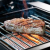 Grillrost mit Grillgut belegt