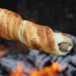 Stockbrot über dem Lagerfeuer