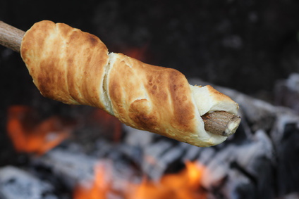 Stockbrot über dem Lagerfeuer