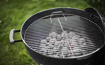 Grillrost mit heisser Holzkohle