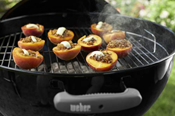 Weber Classic Kettle mit Grillgut belegt